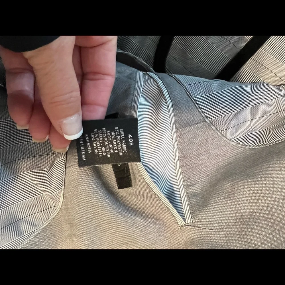 Grey brand new suit coat. 40R PERFECT CONDITION - Picture 3 of 6